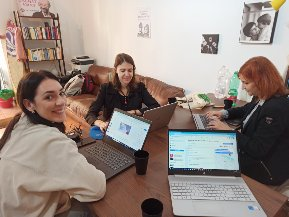 Foto con tre donne sedute al tavolo a lavorare al pc.
Sono le Project Manager delle associazioni coinvolte nel progetto Freedom