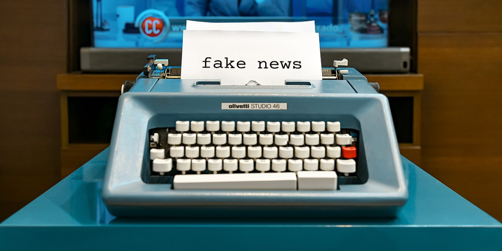 Γραφομηχανή Olivetti με ένα φύλλο με ψευδείς ειδήσεις γραμμένες πάνω του
